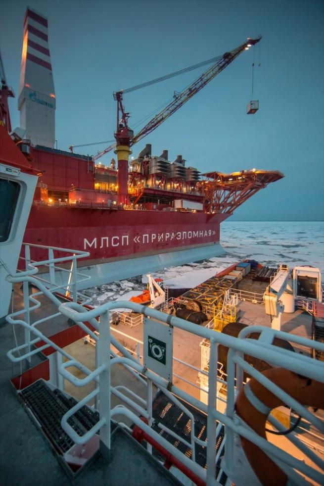 Rusya'nın kutuplardaki ilk petrol platformu ''Prirazlomnaya'' 14