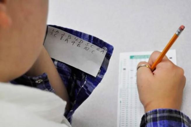 Öğrencilerin kopya ile imtihan'ı 31