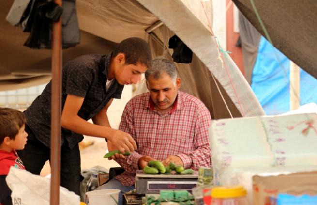 Suriyeliler çadır dükkanlarla hayata tutunuyor 5