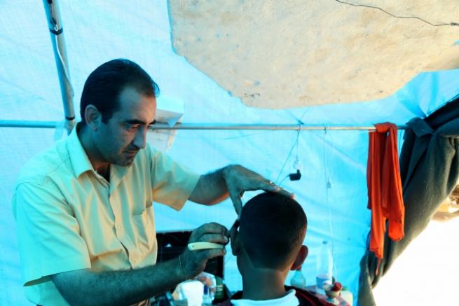 Suriyeliler çadır dükkanlarla hayata tutunuyor 7