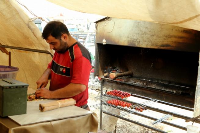 Suriyeliler çadır dükkanlarla hayata tutunuyor 8