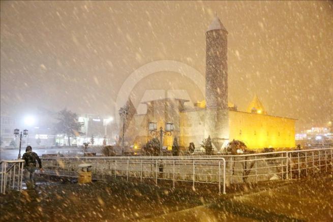 Erzurum'a nisan ayında kar yağdı 6