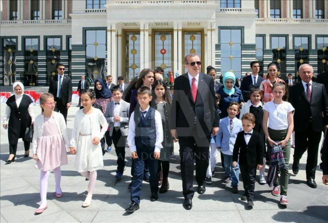 Cumhurbaşkanı Erdoğan, 81 ilden gelen çocukları kabul etti 1