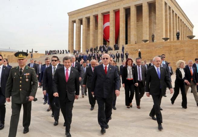 Anıtkabir'deki 23 Nisan törenine bu kareler damga vurdu . 21