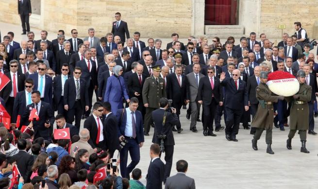 Anıtkabir'deki 23 Nisan törenine bu kareler damga vurdu . 31