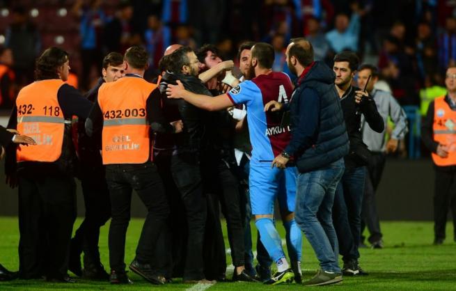 Dünya basını olaylı Trabzonspor-Fenerbahçe derbisini böyle yazdı. 1