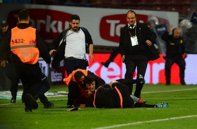 Dünya basını olaylı Trabzonspor-Fenerbahçe derbisini böyle yazdı. 11