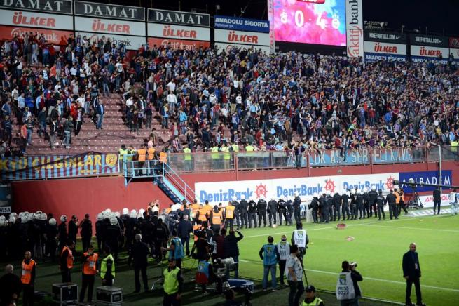 Dünya basını olaylı Trabzonspor-Fenerbahçe derbisini böyle yazdı. 7