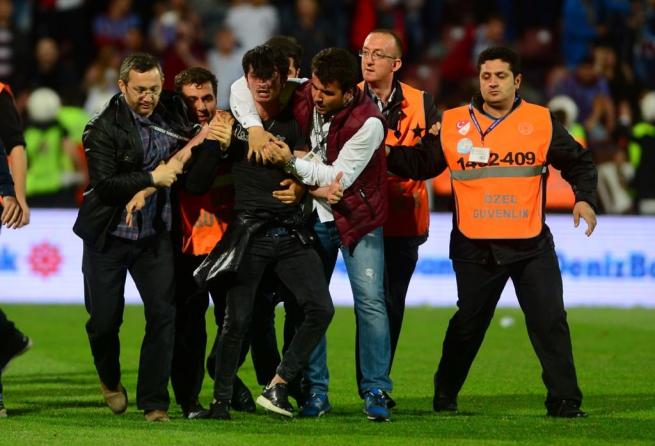 Dünya basını olaylı Trabzonspor-Fenerbahçe derbisini böyle yazdı. 8