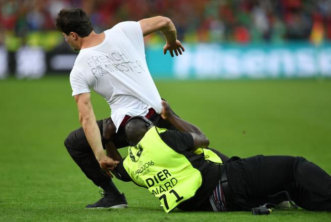 EURO 2016 finalinde sahaya seyirci girdi 12