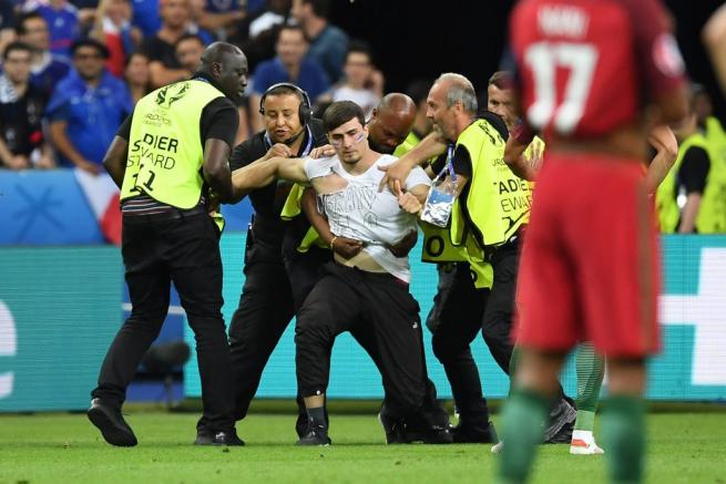 EURO 2016 finalinde sahaya seyirci girdi 13