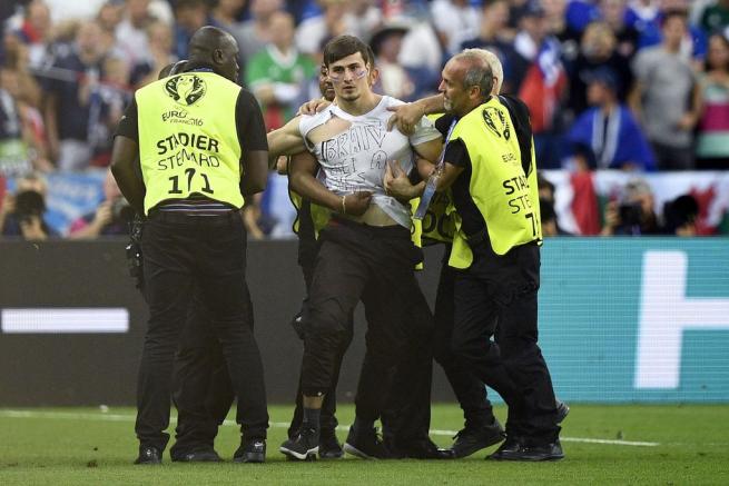 EURO 2016 finalinde sahaya seyirci girdi 15