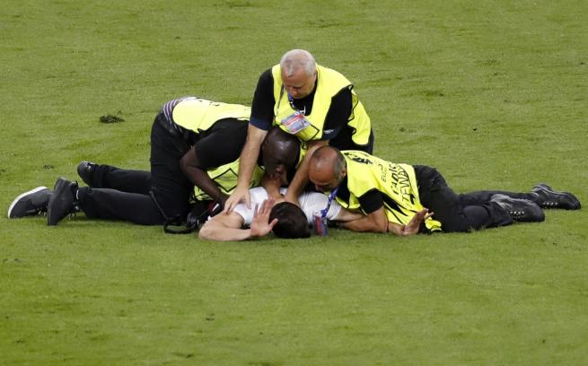 EURO 2016 finalinde sahaya seyirci girdi 16
