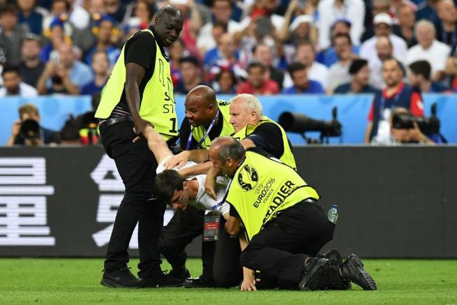 EURO 2016 finalinde sahaya seyirci girdi 17