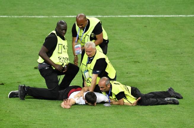 EURO 2016 finalinde sahaya seyirci girdi 3