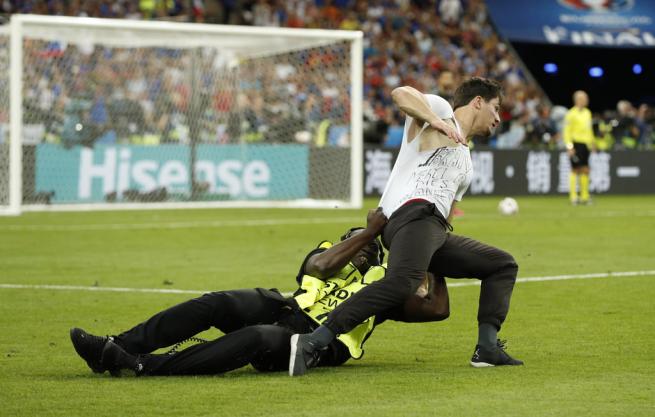 EURO 2016 finalinde sahaya seyirci girdi 4