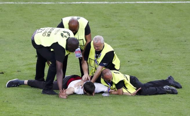 EURO 2016 finalinde sahaya seyirci girdi 5