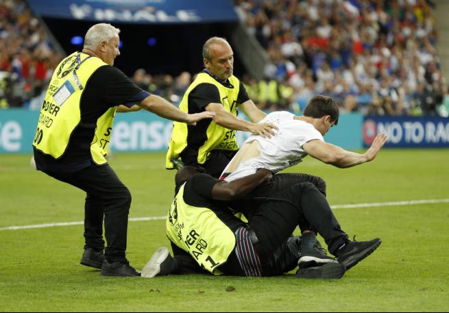 EURO 2016 finalinde sahaya seyirci girdi 6