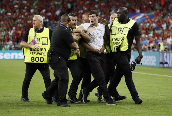 EURO 2016 finalinde sahaya seyirci girdi 7