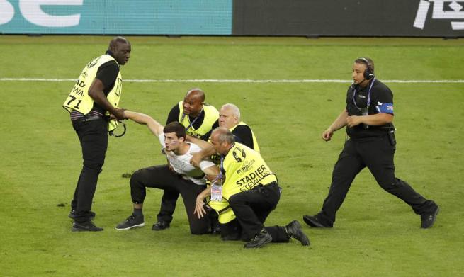 EURO 2016 finalinde sahaya seyirci girdi 8