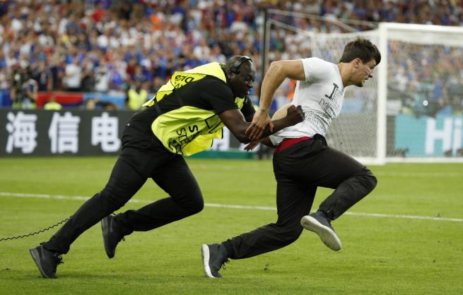 EURO 2016 finalinde sahaya seyirci girdi 9