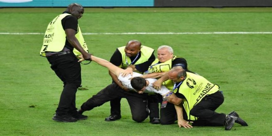 EURO 2016 finalinde sahaya seyirci girdi
