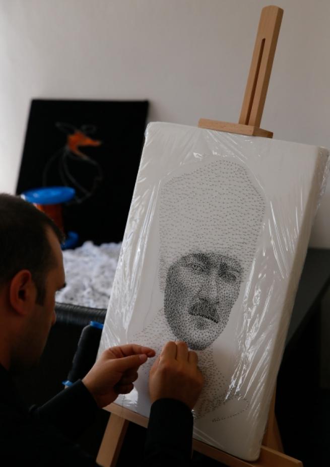 Binlerce iğne ile portreler yapıyor 5