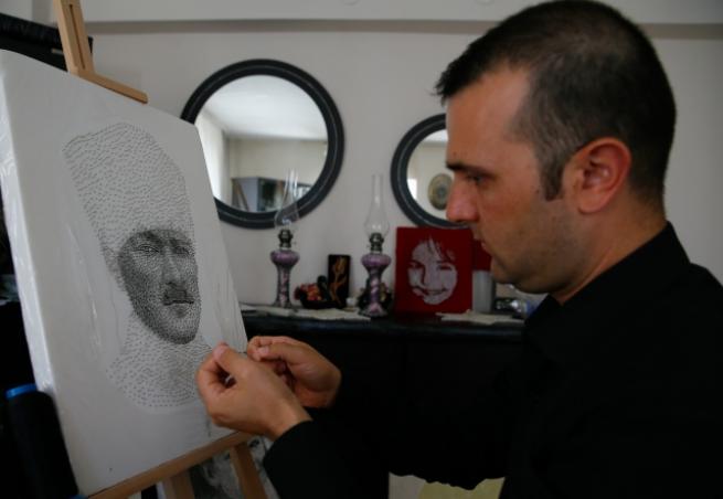 Binlerce iğne ile portreler yapıyor 6