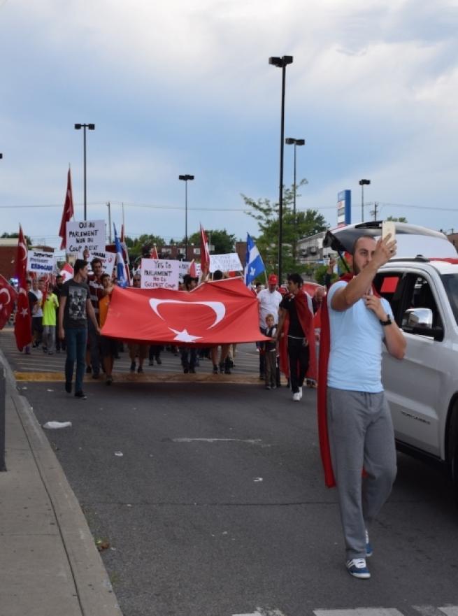 Kanada’da Türkler, Milli İrade ve Demokrasi Yürüyüşü yaptı 4