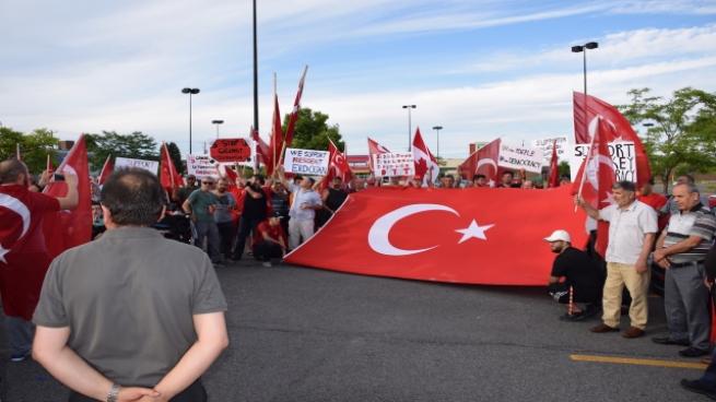 Kanada’da Türkler, Milli İrade ve Demokrasi Yürüyüşü yaptı 6