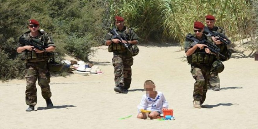 Fransız askerleri plaja indi