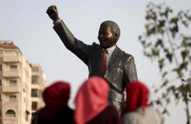 Filistin'de 'en büyük' Mandela heykeli 1