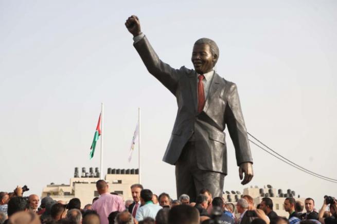Filistin'de 'en büyük' Mandela heykeli 10