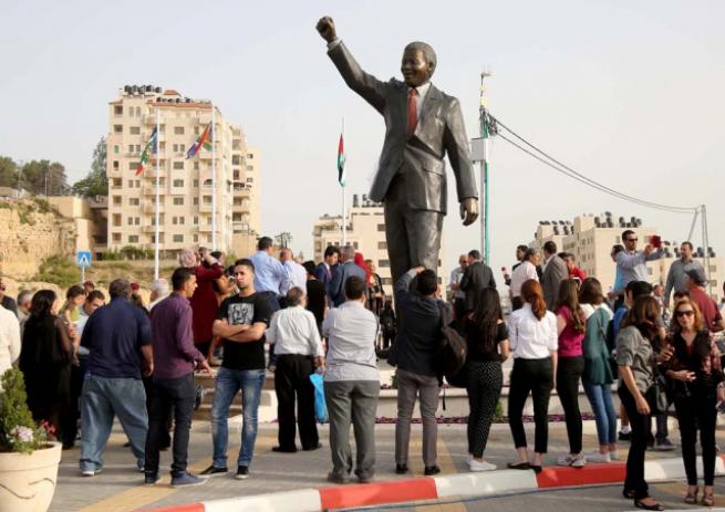 Filistin'de 'en büyük' Mandela heykeli 11