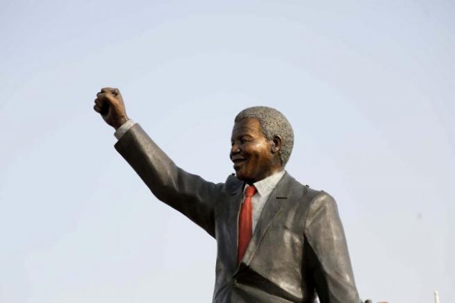 Filistin'de 'en büyük' Mandela heykeli 12