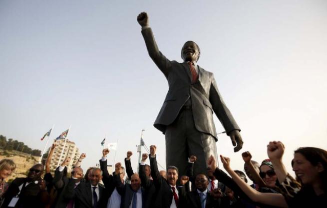 Filistin'de 'en büyük' Mandela heykeli 3