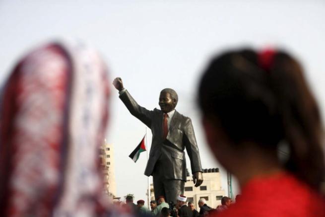 Filistin'de 'en büyük' Mandela heykeli 4
