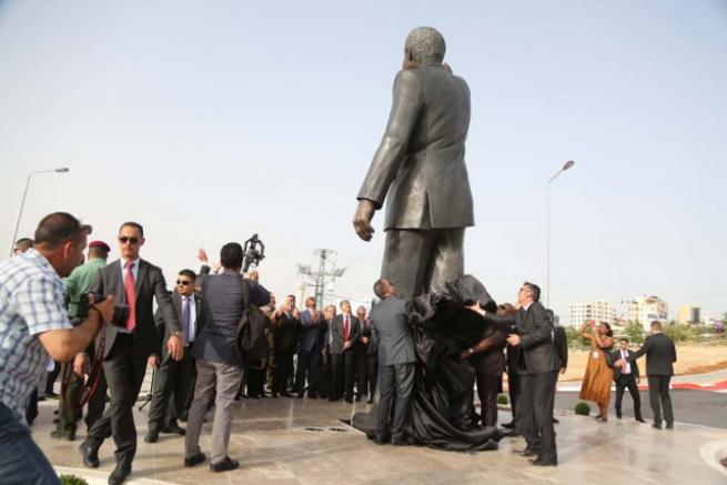 Filistin'de 'en büyük' Mandela heykeli 8
