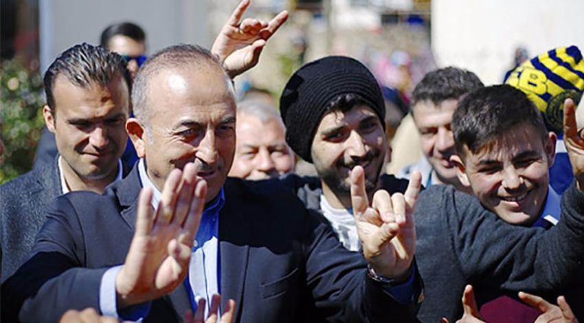 Çavuşoğlu'ndan bozkurt işareti!