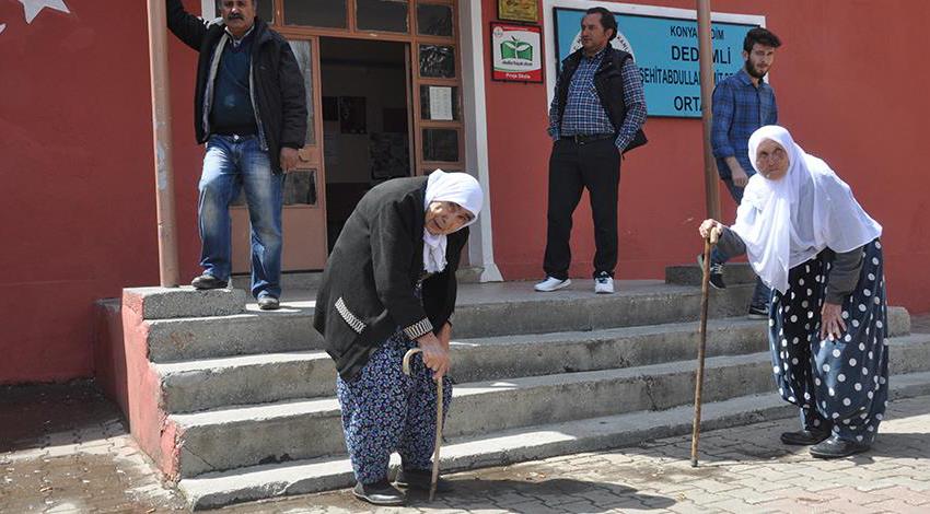 Asırlık çınarlar sandık başındaydı!