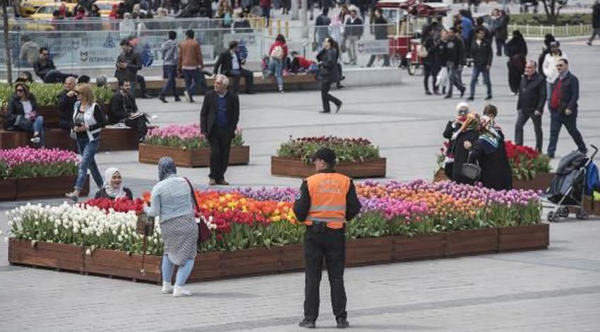 Taksim meydanı'nda lale nöbeti!