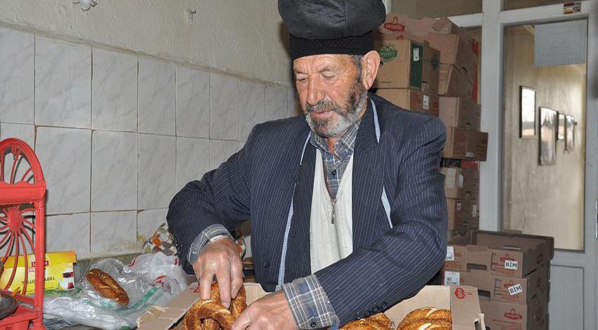 'Simitçi dede' 60 yıldır tezgahını boş bırakmıyor!