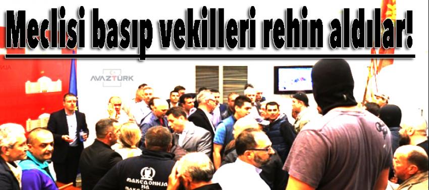 Meclisi basıp vekilleri rehin aldılar!