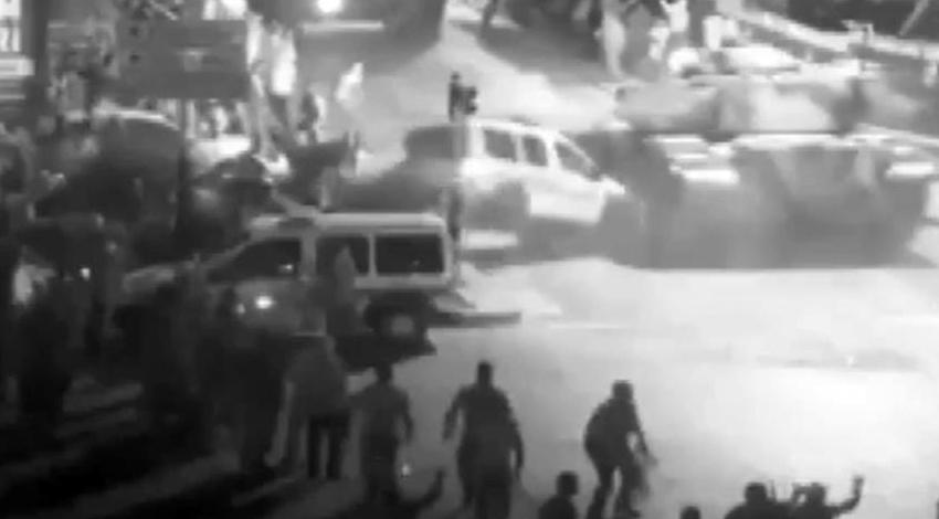 Vatandaşları "092635" plakalı tankla ezdiler!