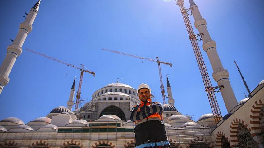 Zirvede tek başına çalışıyor!