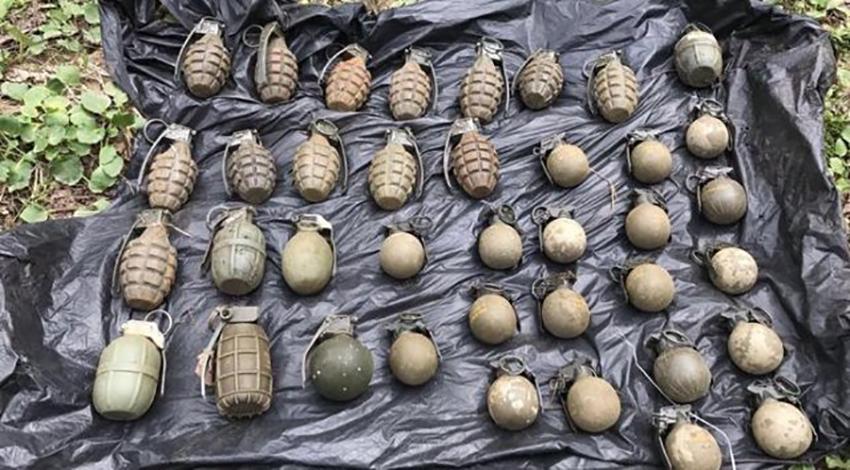 Toprağa gömülü 38 el bombası bulundu