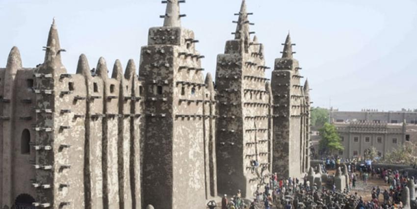 Camiyi çamurla onardılar!