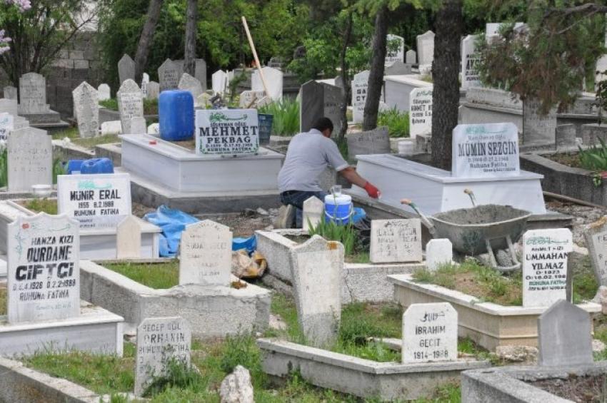 Ömrü mezarlıklarda geçiyor!
