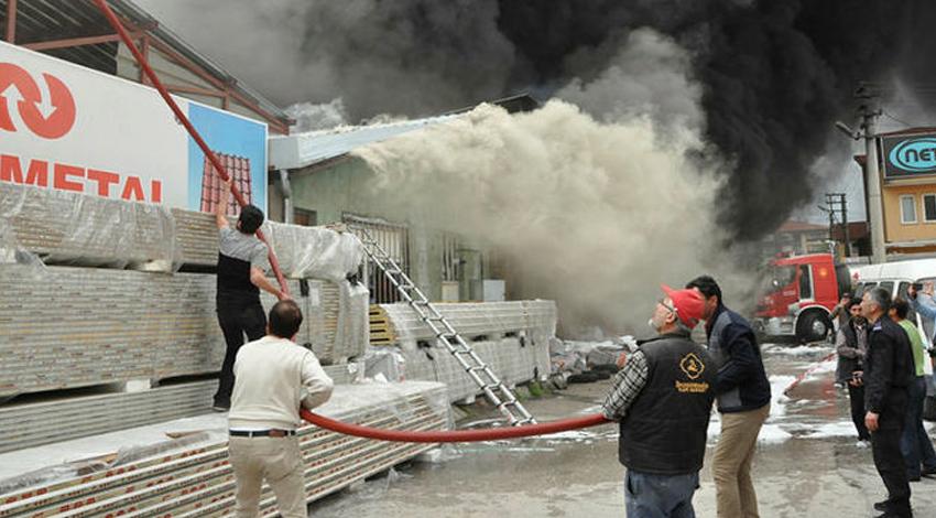 Isparta'da korkutan fabrika yangını!