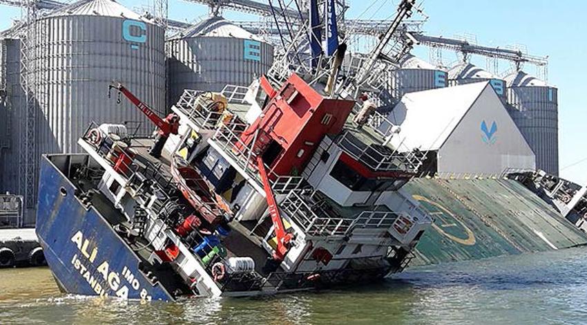 Kargo gemisi yan yattı!